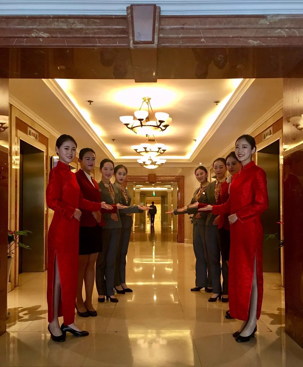 民航學(xué)子出色完成全省委經(jīng)濟(jì)工作會議禮儀服務(wù)，展現(xiàn)專業(yè)風(fēng)采