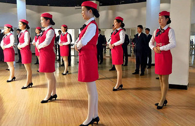 高鐵乘務(wù)禮儀訓(xùn)練廳 專業(yè)服務(wù)背后的嚴(yán)格訓(xùn)練
